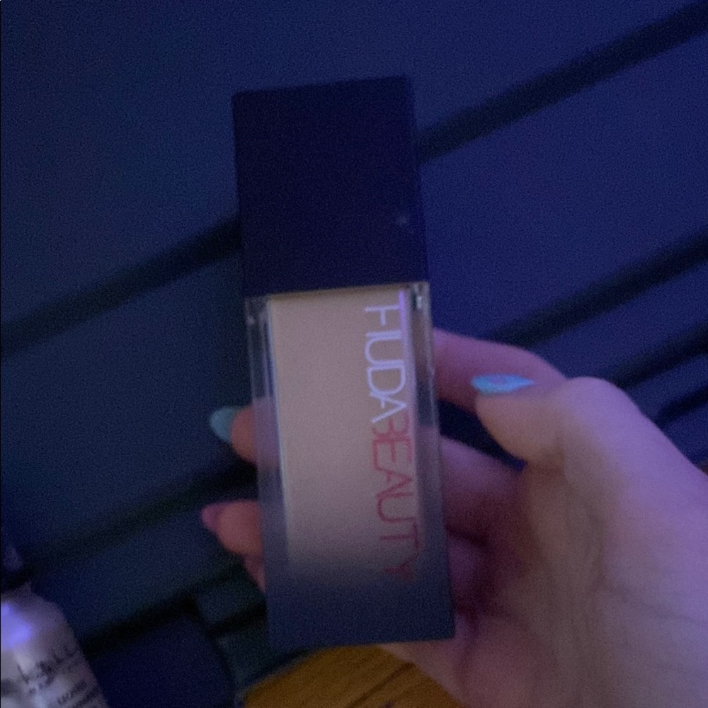 Huda Beauty Foundation in Angel Food 110N
